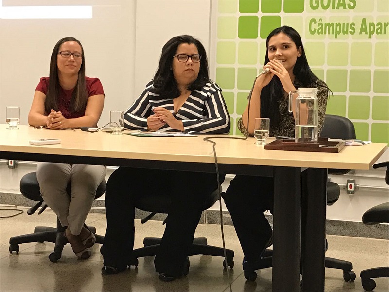 A professora Waléria Batista da Silva Vaz Mendes (centro), foi mediadora das apresentações das professoras Layane Rodrigues de Lima Santos e Sarah Suzane Bertolli Gonçalves